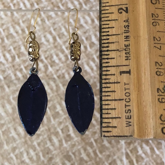 NWOT black closed lock french wire  dimensional leaf earrings - Picture 8 of 12